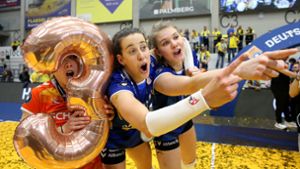 Die „3“ immer dabei: Roosa Koskelo, Maria Segura Pallerés und Eline Timmerman (v. li.) feiern die Meisterschaft von Allianz MTV Stuttgart – nach dem Pokalsieg und dem Supercup der dritte Titel der Saison. Foto: Baumann/Cathrin Müller