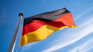 Bundesweit wehen heute die Deutschlandfahnen. Foto: IMAGO/H. Tschanz-Hofmann/IMAGO/H.Tschanz-Hofmann