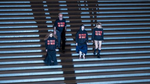 No Putin No War: Drei Mitglieder der russischen Band Pussy Riot treten in der Pinakothek der Moderne in München mit einer deutlichen Botschaft auf. Als zweiter von links steht der österreichische Künstler Wolfgang Flatz. Foto: Peter Kneffel/dpa