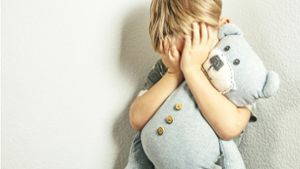 Ein neuer Gesetzesentwurf zielt darauf ab, Kinder und Jugendliche besser vor Missbrauch zu schützen (Symbolfoto). Foto: ©anaumenko – stock.adobe.com