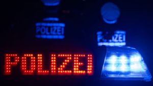 Eine Gruppe Männer hat am Montagabend in Stuttgart einen 24-Jährigen überfallen. (Symbolbild) Foto: dpa/Marijan Murat