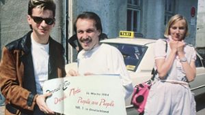 Dave Gahan (links), Frontman von Depeche Mode, im April  1984 mit Hans Derer, dem früheren  PR-Mann von Intercord. Rechts ist die damalige Praktikantin der Stuttgarter Plattenfirma zu sehen. Foto: /Didi Zill