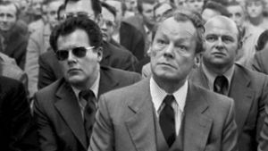 Bundeskanzler Willy Brandt vorn, links dahinter mit Sonnenbrille sein persönlicher Referent Günter Guillaume Foto: ZDF/Imago